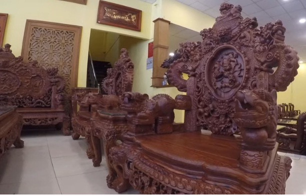 Bộ bàn ghế khủng được chế tác hoàn toàn thủ công trong vòng 1 năm. Ảnh: Góc Sài Gòn.