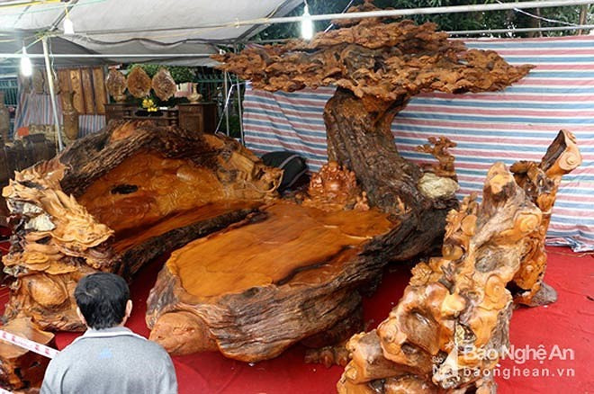 Bộ bàn ghế 'tứ linh' được giới thiệu làm bằng gỗ trai nghìn năm tuổi chào bán với giá 2,8 tỷ đồng từng gây chú ý tại Hội chợ công thương Bắc Trung Bộ năm 2017. Ảnh: Baonghean.