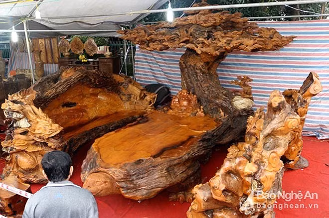Bộ bàn ghế 'tứ linh' được giới thiệu làm bằng gỗ trai nghìn năm tuổi chào bán với giá 2,8 tỷ đồng từng gây chú ý tại Hội chợ công thương Bắc Trung Bộ năm 2017. Ảnh: Baonghean.