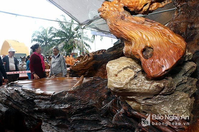 20 người thợ lành nghề chế tác trong thời gian 6 tháng mới hoàn thành bộ bàn ghế. Ảnh: Baonghean.