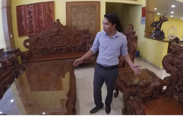 Đây là bộ bàn ghế tứ linh giá 1,6 tỷ đồng chạm từ gỗ cẩm lai quý, nhập khẩu từ Campuchia. Ảnh: Góc Sài Gòn.