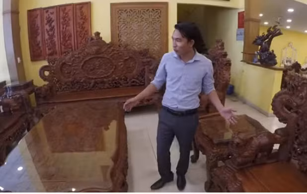 Đây là bộ bàn ghế tứ linh giá 1,6 tỷ đồng chạm từ gỗ cẩm lai quý, nhập khẩu từ Campuchia. Ảnh: Góc Sài Gòn.