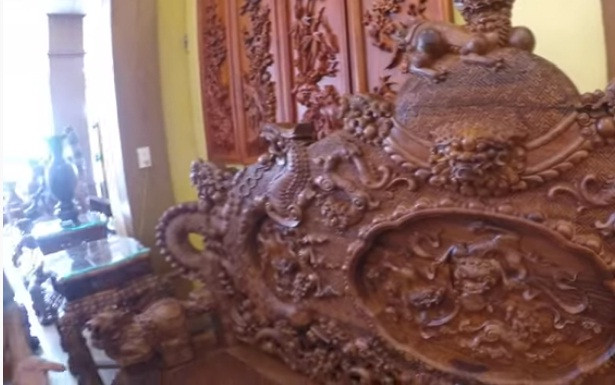 Từng đường nét, hoa văn tỉ mỉ trên bàn ghế đều được làm hoàn toàn bằng tay. Ảnh: Góc Sài Gòn.