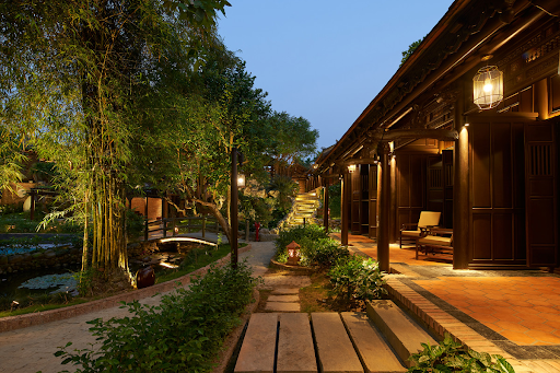 Đây là một nơi ẩn náu thanh lịch của 5 ngôi nhà vườn mang phong cách hoàng gia cổ điển với diện tích 3.000m2.