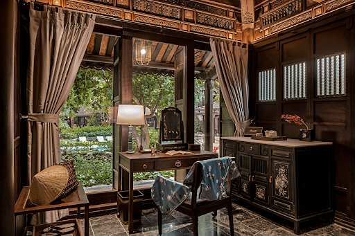 Bạch Mã House lấy chủ đề từ chốn hậu cung để tôn vinh phụ kiện và trang phục hoàng gia.