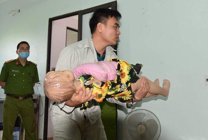 Be gai 4 tuoi bi danh tu vong vi nghich nuoc trong nha ve sinh