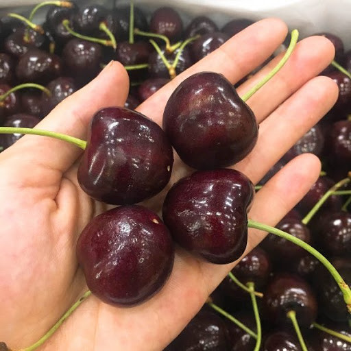 Cherry là một trong những hoa quả nhập khẩu được đánh giá ngon và bán chạy nhất tại Việt Nam. Trước kia, cherry có giá dao động trong khoảng trên dưới 1 triệu đồng/kg, tùy vào chất lượng. Gần đây, cherry về Việt Nam dồi dào nên giá hạ hơn, còn khoảng 300.000-500.000 đồng/kg tùy loại.