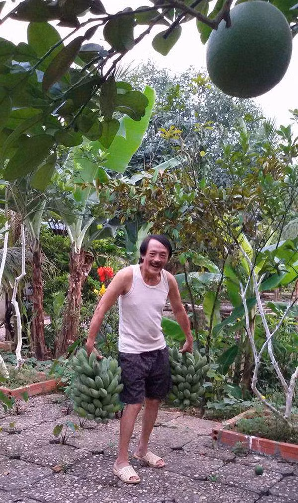 Nghệ sĩ hài Giang Còi cũng sở hữu một cơ ngơi rộng lớn tại ngoại thành Hà Nội. Tại đây, nam nghệ sĩ tự trồng rau, nuôi gà như một nông dân thứ thiệt. Ảnh: Giadinhnet