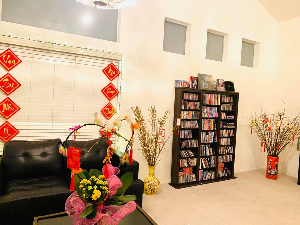 Ca sĩ chi khoảng 150 USD (3,4 triệu đồng) cho 5 cành đào nhỏ, 70 USD (1,5 triệu đồng) mua hoa mai, 15 USD mua hoa lay ơn...