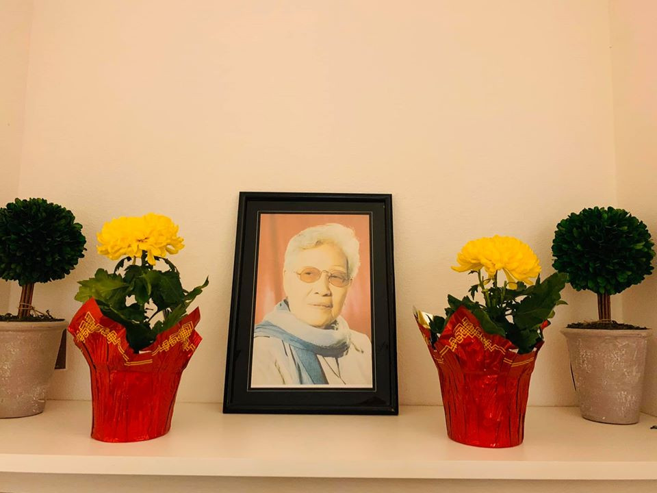 Hai chậu cúc nhỏ được nữ ca sĩ Thanh Thảo đặt cạnh ảnh của bà ngoại cô.