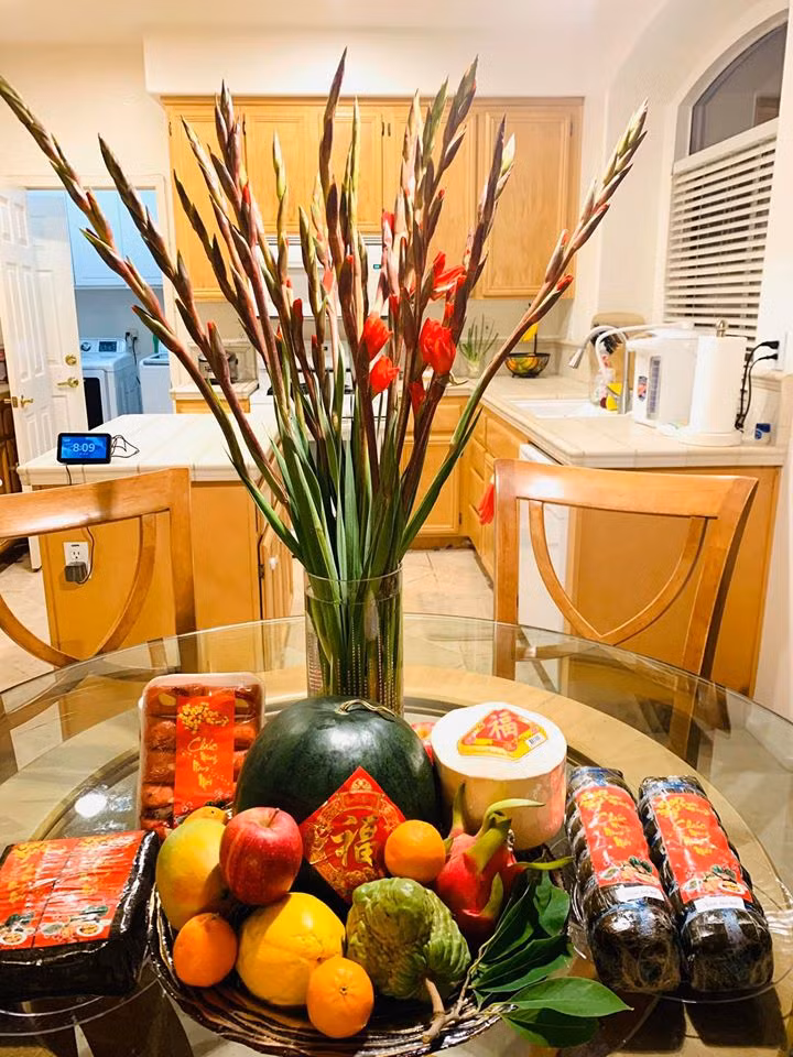 Bình hoa lay ơn đặt trên bàn ăn.