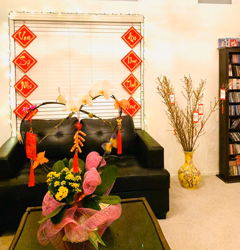 Thanh Thảo bày nhiều loại hoa như mai, đào, lay ơn, hoa lan...