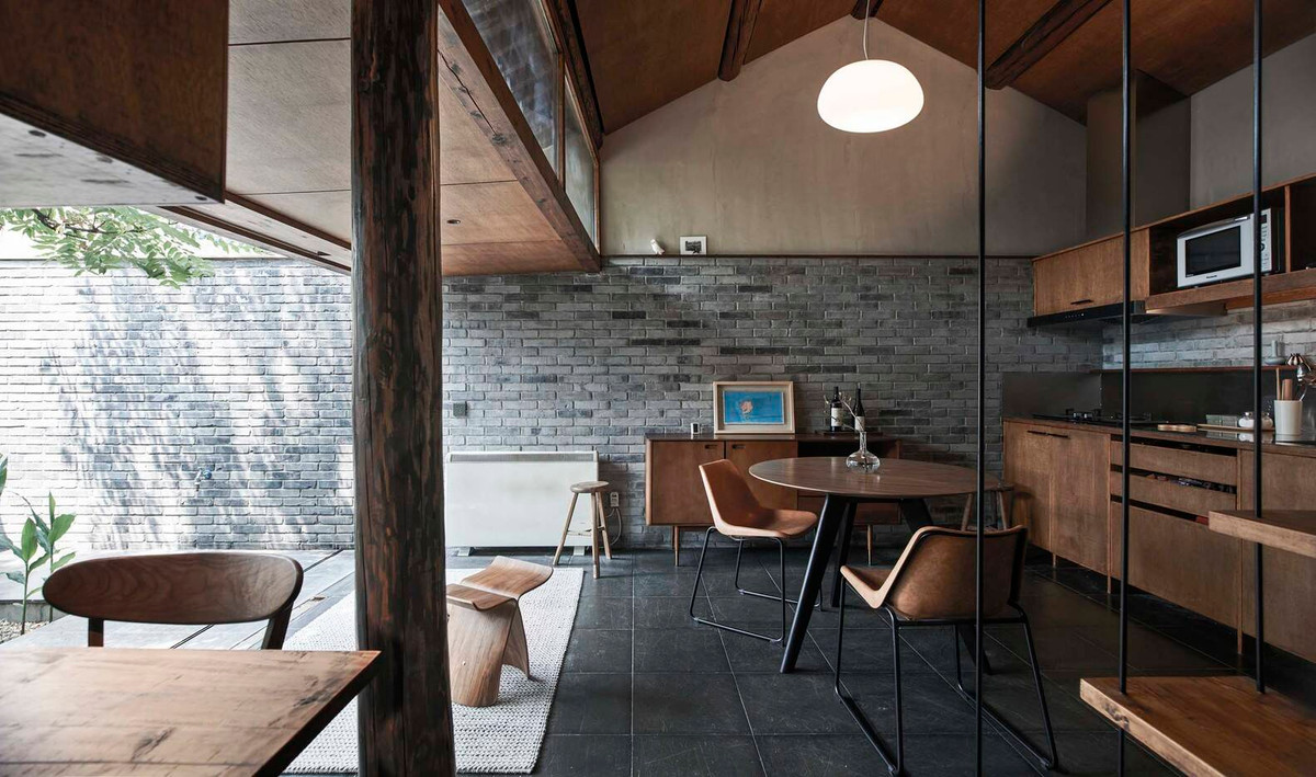 Tọa lạc tại một thị trấn cổ ở Bắc Kinh nên gia chủ muốn cải tạo lại không gian sống tiện nghi nhưng vẫn giữ được nét cổ kính, phù hợp với cảnh quan chung của khu vực.