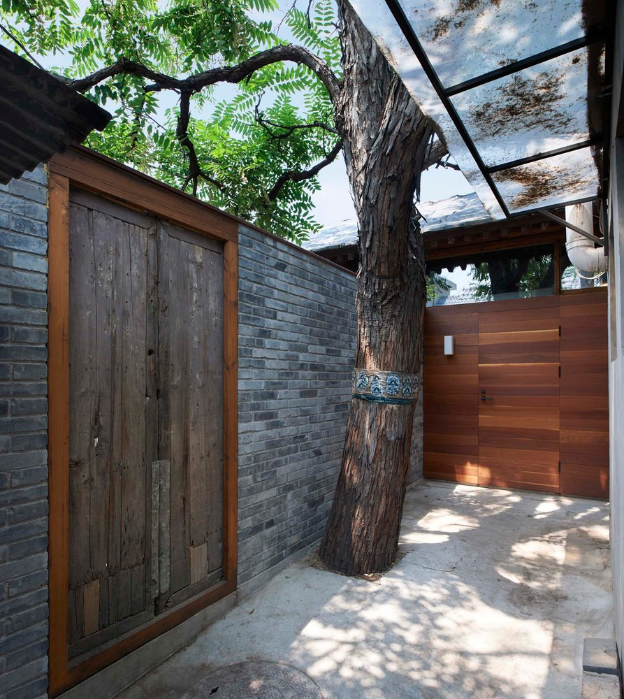 Dù diện tích nhỏ nhưng căn nhà vẫn dành gần 1/3 diện tích mặt bằng cho khoảng sân phía trước. Đây chính là nơi đón gió và ánh sáng cho công trình.