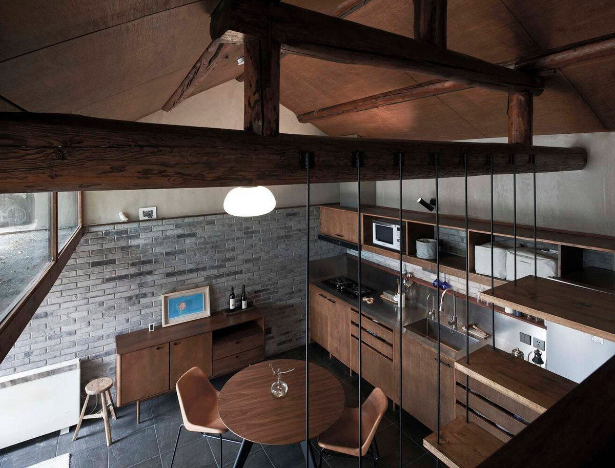 Không gian tầng 1 nhìn từ gác lửng. Nguồn ảnh: Archdaily.