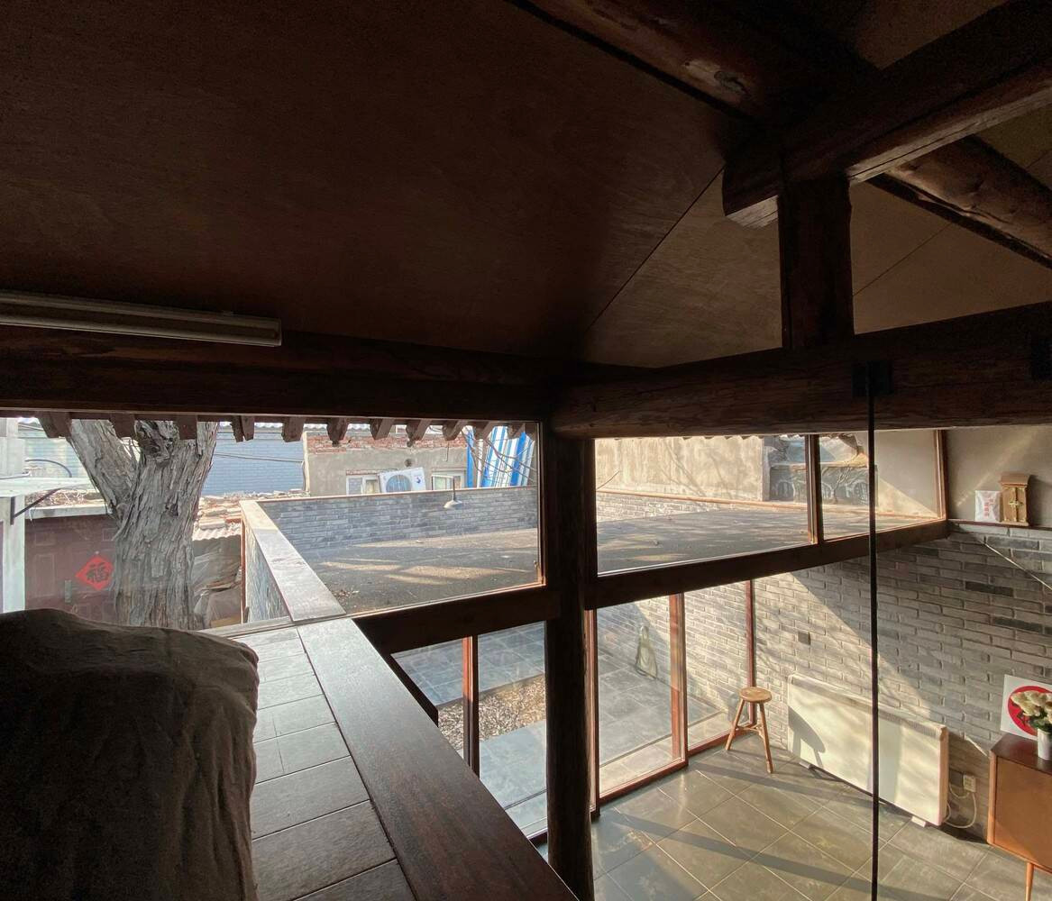 Cửa kính lớn cho phép gia chủ ngắm không gian bên ngoài từ tầng lửng.