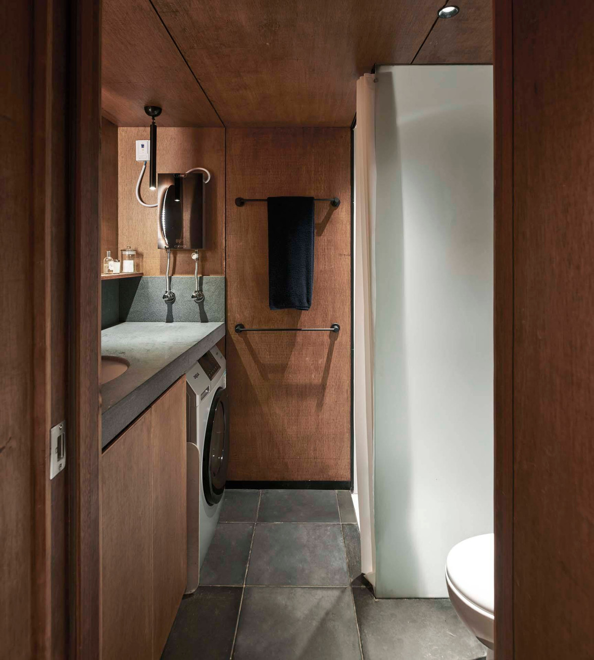 Khu vực vệ sinh kết hợp giặt giũ bố trí ở tầng một.