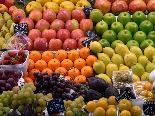 Trên thự tế, dãy số gồm 4-5 số dán trên hoa quả là PLU code, viết tắt của từ Price Look-up. Theo Liên đoàn tiêu chuẩn sản xuất quốc tế: "Mã PLU là các số có 4-5 chữ số đã được các siêu thị sử dụng từ năm 1990 nhằm kiểm soát hàng tồn kho, thanh toán dễ hàng hơn, nhanh hơn và chính xác hơn".