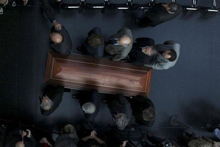 Một nhóm đại gia đình đám trong giới doanh nhân Trung Quốc từng gây sốt khi rủ nhau làm lễ truy điệu cho chính mình. Mỗi người đọc điếu văn, tự tống tiễn những gì đã qua, chào đón một tương lai tươi sáng.