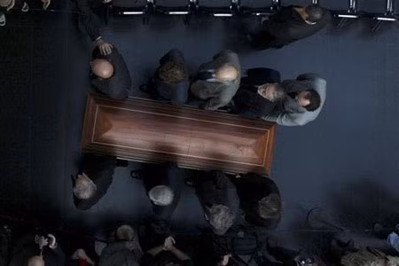 Một nhóm đại gia đình đám trong giới doanh nhân Trung Quốc từng gây sốt khi rủ nhau làm lễ truy điệu cho chính mình. Mỗi người đọc điếu văn, tự tống tiễn những gì đã qua, chào đón một tương lai tươi sáng.