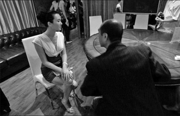 Theo tờ Daily Mail, một vị đại gia giàu có ở Trung Quốc đã trả 7 triệu NDT (khoảng hơn 24 tỷ đồng) cho một công ty chuyên mai mối ở Thượng Hải để tuyển vợ, với các tiêu chí: ngọt ngào, còn trinh, có độ tuổi từ 20 đến 28 và cao từ 1,62 m đến 1,72 m. Công cuộc tìm vợ của vị đại gia đã kéo dài trong suốt 5 năm nhưng cuối cùng thì ông vẫn... ế.