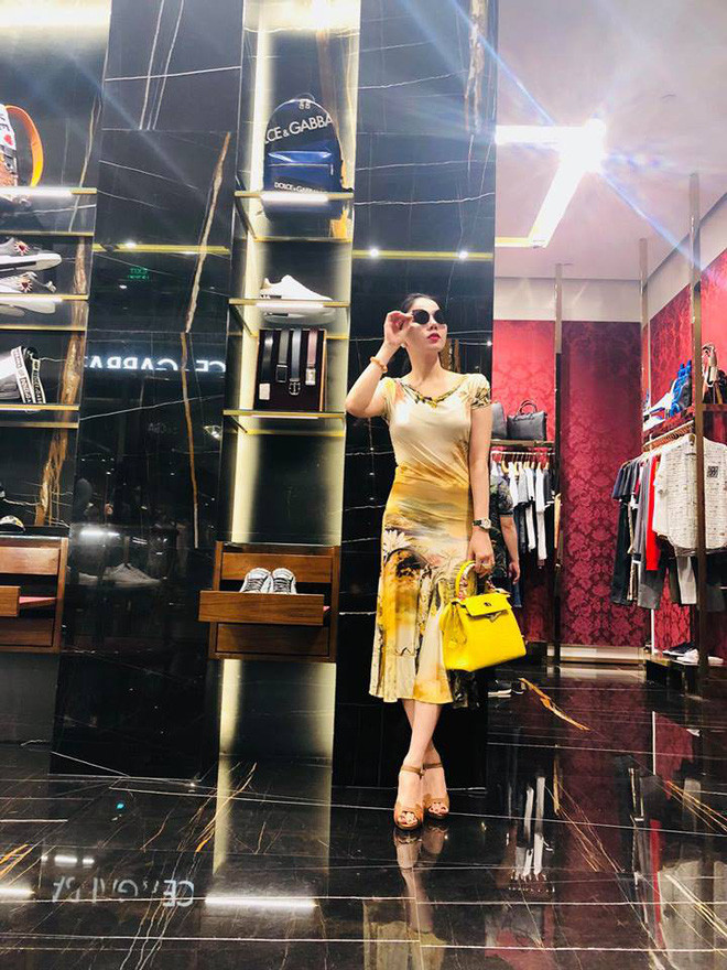 Lệ Quyên có niềm đam mê đặc biệt với những chiếc túi Hermes. Nguồn ảnh: FBNV. Video: Hậu trường: Quang Lê, Lệ Quyên chuẩn bị “Tình xưa". Nguồn: VTC1