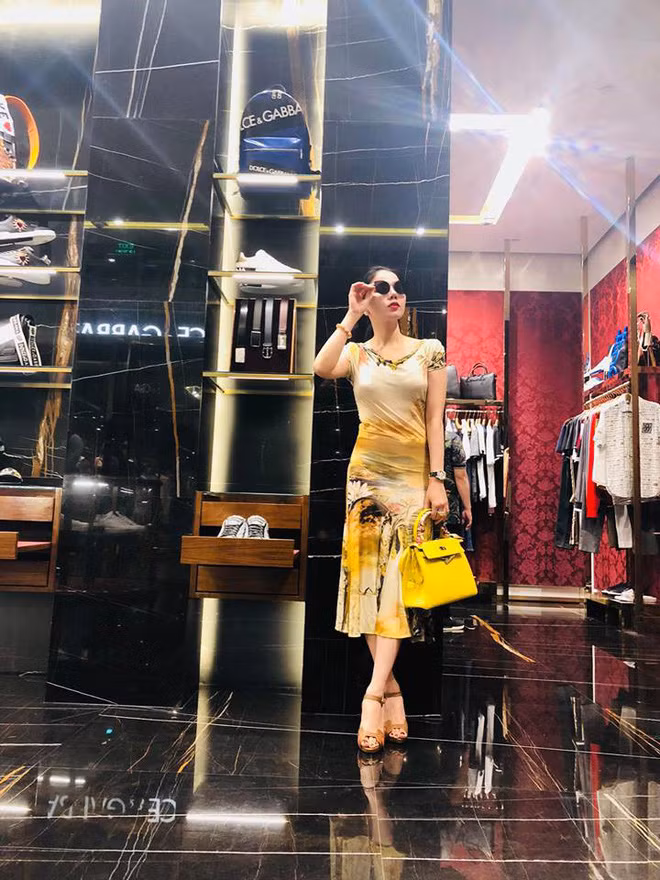 Lệ Quyên có niềm đam mê đặc biệt với những chiếc túi Hermes. Nguồn ảnh: FBNV. Video: Hậu trường: Quang Lê, Lệ Quyên chuẩn bị “Tình xưa". Nguồn: VTC1