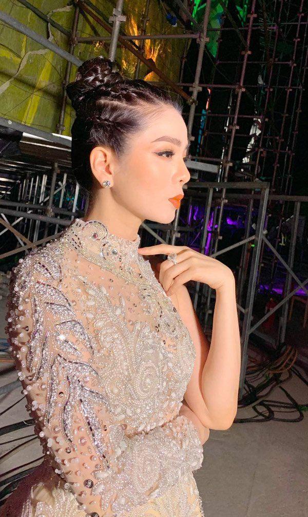 Đeo kim cương là cứ phải đeo cả bộ như Nữ hoàng Bolero mới làm người khác nể phục.