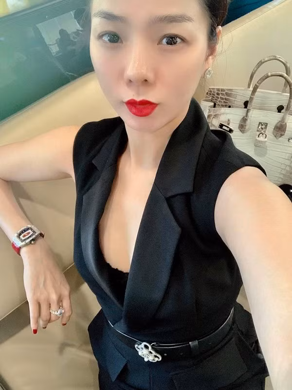 Không chỉ nhẫn, Lệ Quyên có cả bông tai kim cương, đồng hồ đính kim cương.