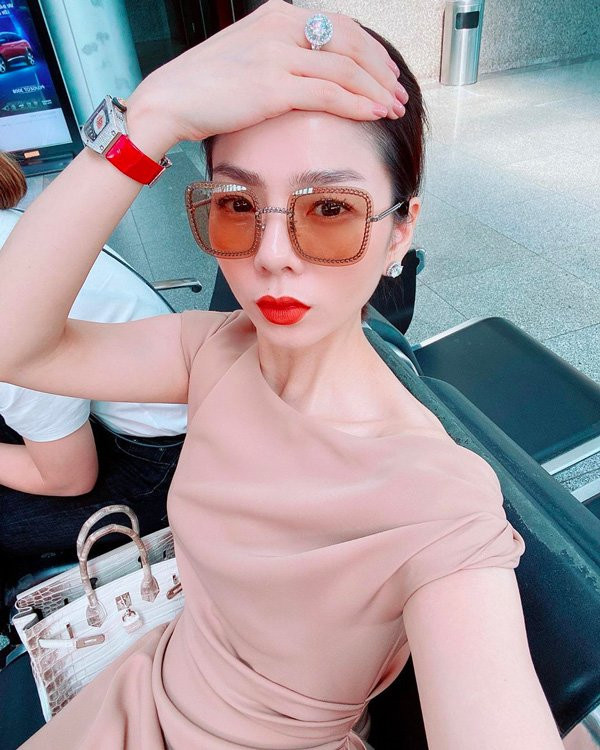 Ngón giữa của Lệ Quyên luôn có sự hiện diện của một chiếc nhẫn kinh cương biết tỏa sáng.