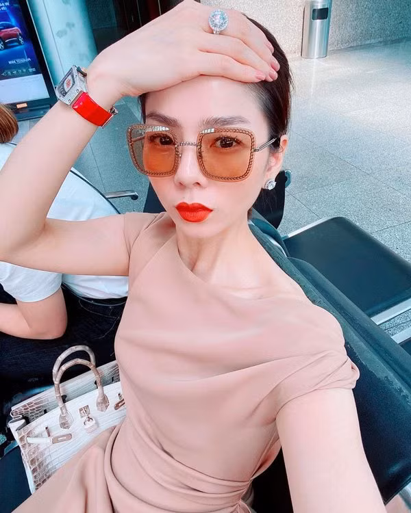 Ngón giữa của Lệ Quyên luôn có sự hiện diện của một chiếc nhẫn kinh cương biết tỏa sáng.