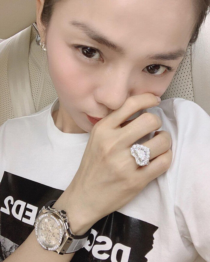 Được biết, Lệ Quyên có sở thích đặc biệt với những món trang sức kim cương đắt giá.