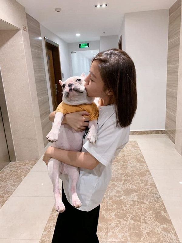 Mới đây, ca sĩ Văn Mai Hương đã bật mí với khán giả về không gian sống của mình. Cô hiện đang sống trong một căn hộ cao cấp ở TP HCM.