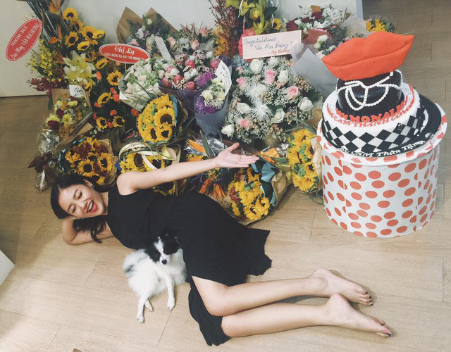 Có nhiều sản phẩm âm nhạc thành công, tham gia nhiều show diễn, quảng cáo...nên không khó hiểu khi Văn Mai Hương có thể tậu nhà đẹp khi mới 19 tuổi. Nguồn ảnh: FBNV