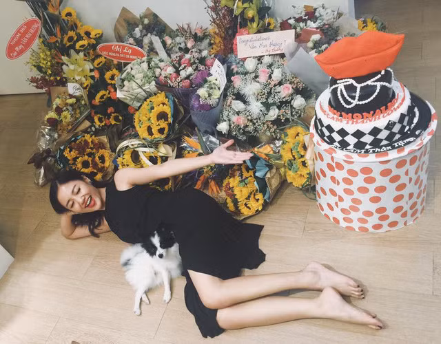 Có nhiều sản phẩm âm nhạc thành công, tham gia nhiều show diễn, quảng cáo...nên không khó hiểu khi Văn Mai Hương có thể tậu nhà đẹp khi mới 19 tuổi. Nguồn ảnh: FBNV