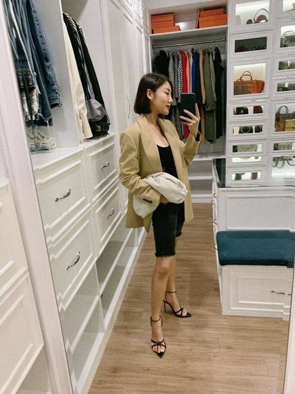Đáng chú ý nhất là phòng để đồ riêng ngập hàng hiệu không kém cạnh dàn mỹ nhân giàu có nào.
