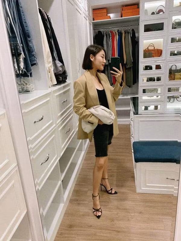 Đáng chú ý nhất là phòng để đồ riêng ngập hàng hiệu không kém cạnh dàn mỹ nhân giàu có nào.