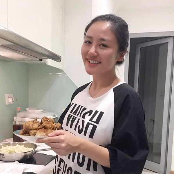 Căn bếp tiện nghi là nơi là nơi được Văn Mai Hương check-in nhiều nhất trong nhà.