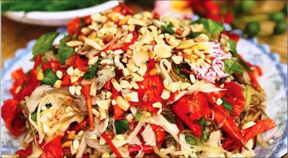 Nguyên liệu chính của món ăn là thịt gà xé nhỏ, trộn đều với hoa phượng, giá đỗ, rau thơm, lạc rang, hành phi, ớt, chanh và các loại gia vị.