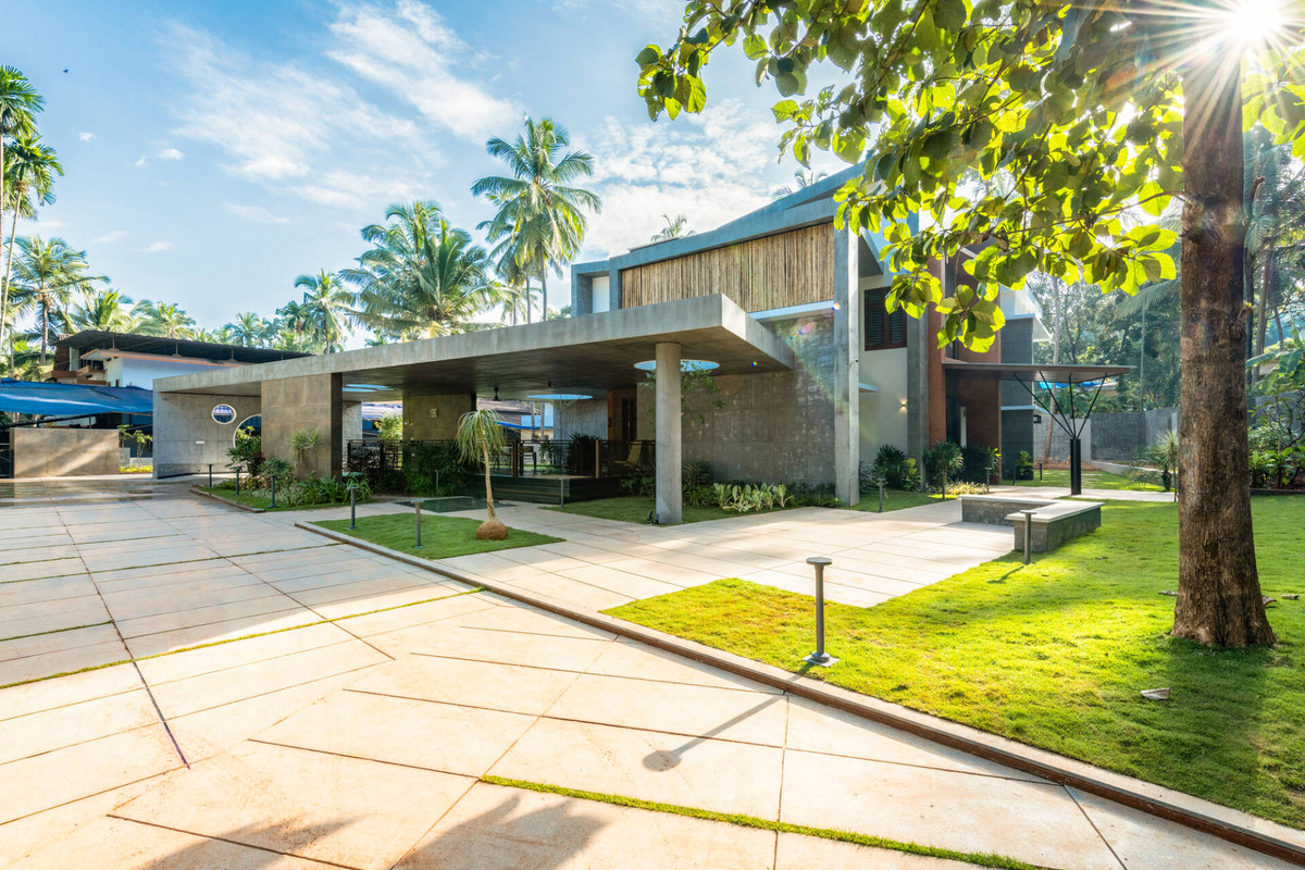 Với diện tích lên tới 500m2, biệt thự bao gồm phần nhà chính, sân vườn, các lối đi, và được bao quanh bởi tường đá cao hơn 2m.