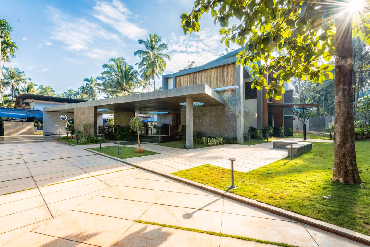 Với diện tích lên tới 500m2, biệt thự bao gồm phần nhà chính, sân vườn, các lối đi, và được bao quanh bởi tường đá cao hơn 2m.