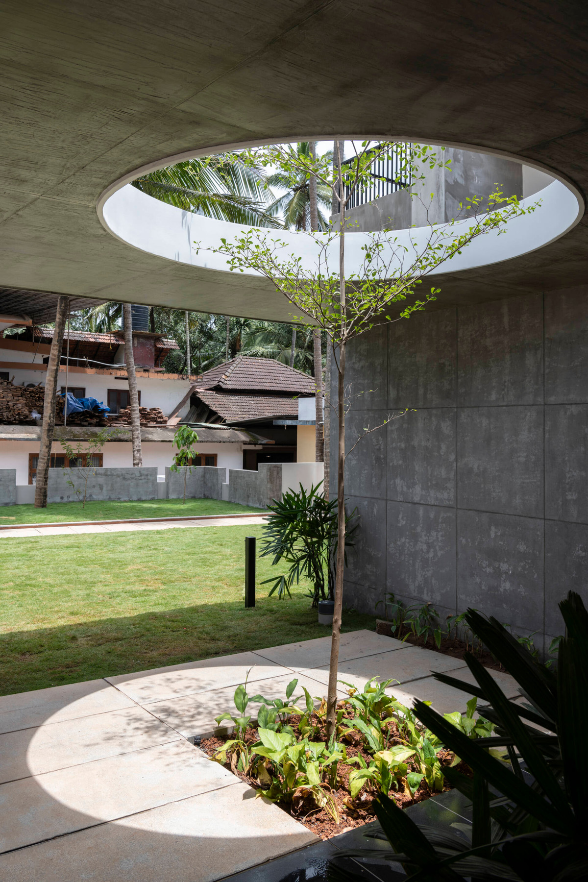 Điểm nhấn của công trình nằm ở thiết kế phá cách khi sử dụng giếng trời (khu vực ít khi giữ vai trò làm tăng tính thẩm mỹ cho một công trình) tạo nên sức hút rất riêng cho tổng thể ngôi nhà.