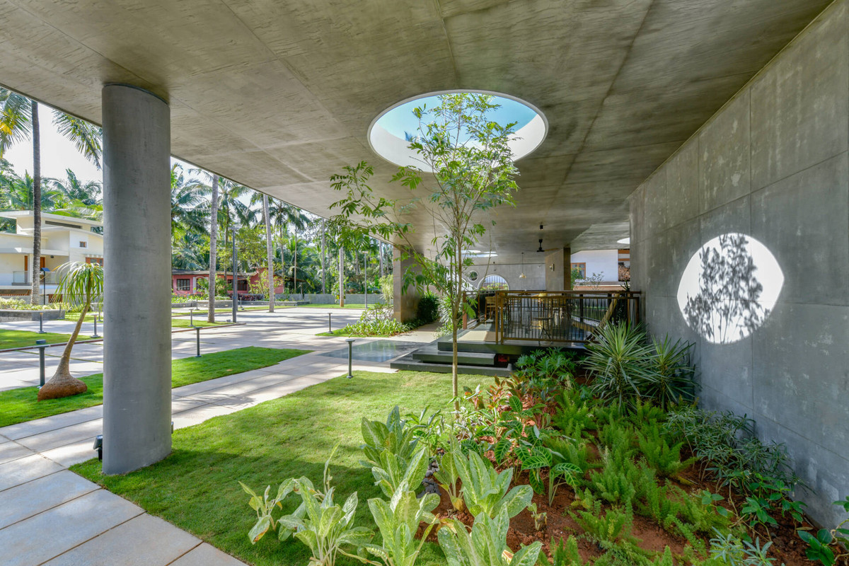 Giếng trời trong căn biệt thự thiết kế ở dạng những khoảng trống lớn hình tròn, khoét rỗng trên mặt mái với đường kính từ 2-3m.