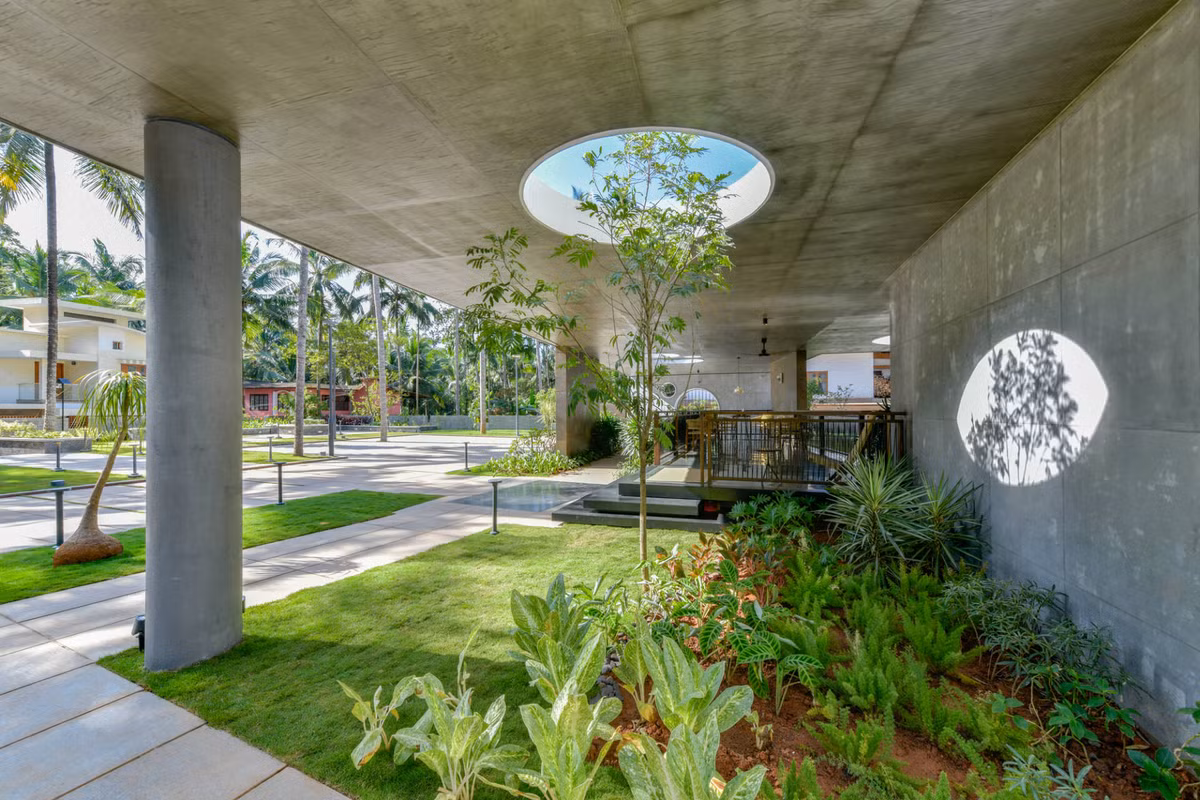 Giếng trời trong căn biệt thự thiết kế ở dạng những khoảng trống lớn hình tròn, khoét rỗng trên mặt mái với đường kính từ 2-3m.