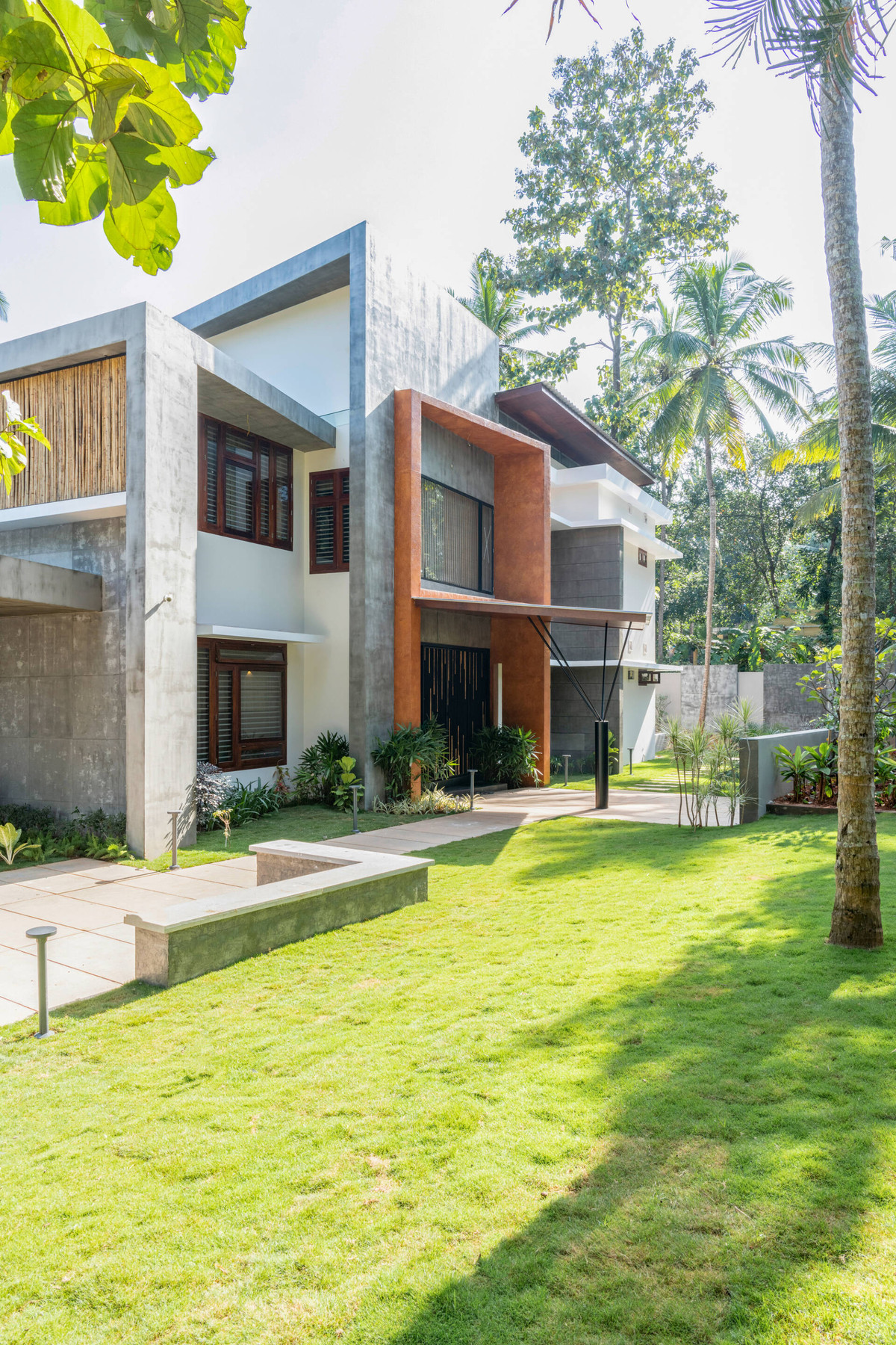 Ngoài khu vực giếng trời, biệt thự vườn còn được đánh giá cao trong việc bố trí và sắp đặt cảnh vật xung quanh.