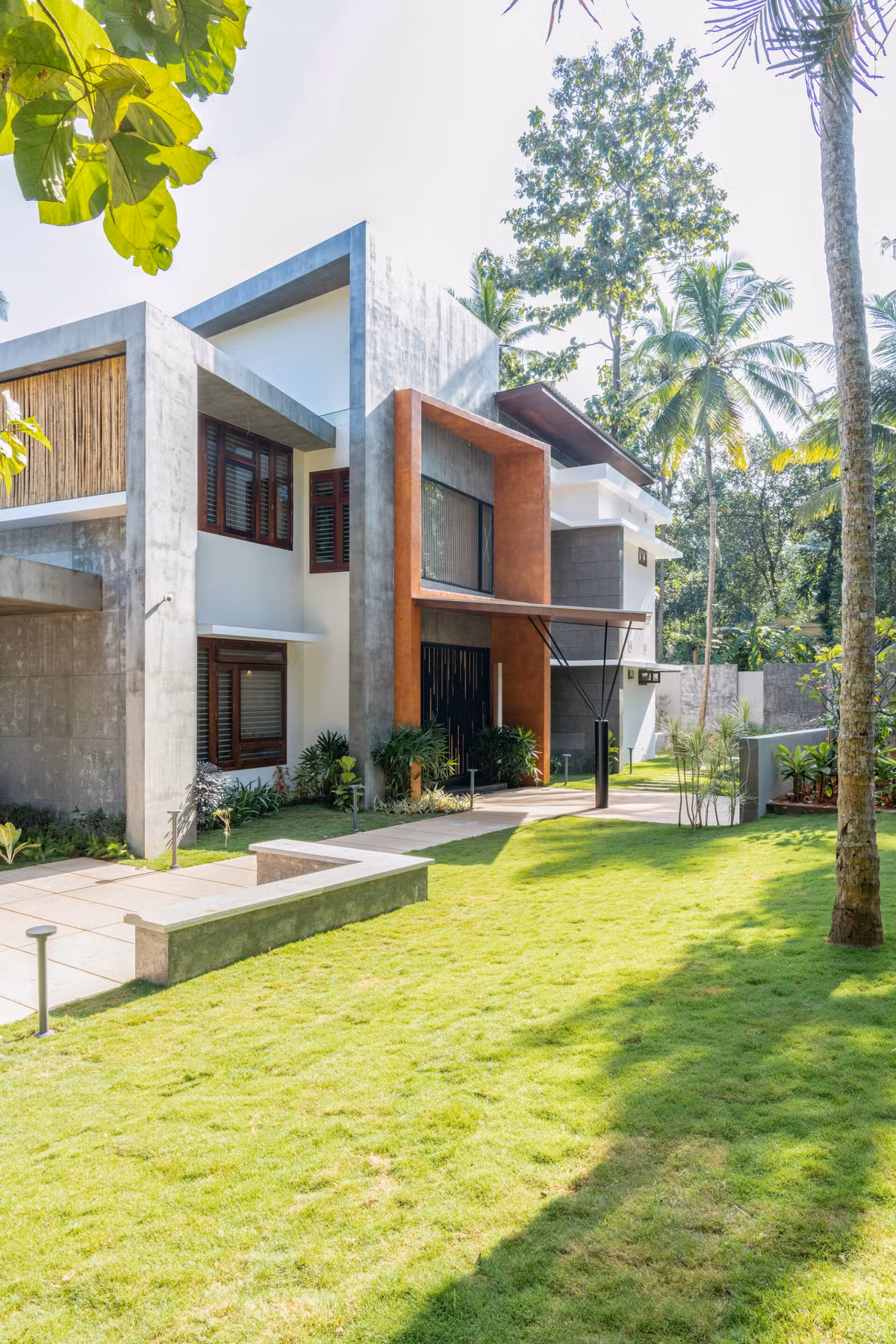 Ngoài khu vực giếng trời, biệt thự vườn còn được đánh giá cao trong việc bố trí và sắp đặt cảnh vật xung quanh.