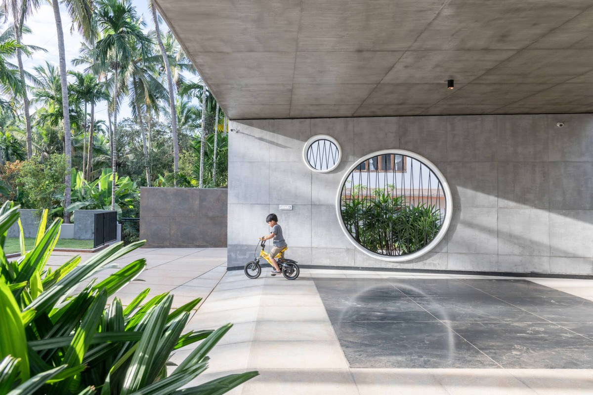 Các ô tròn cũng được thiết kế dọc theo các bức tường, mở rộng góc nhìn từ căn nhà ra phía xung quanh.