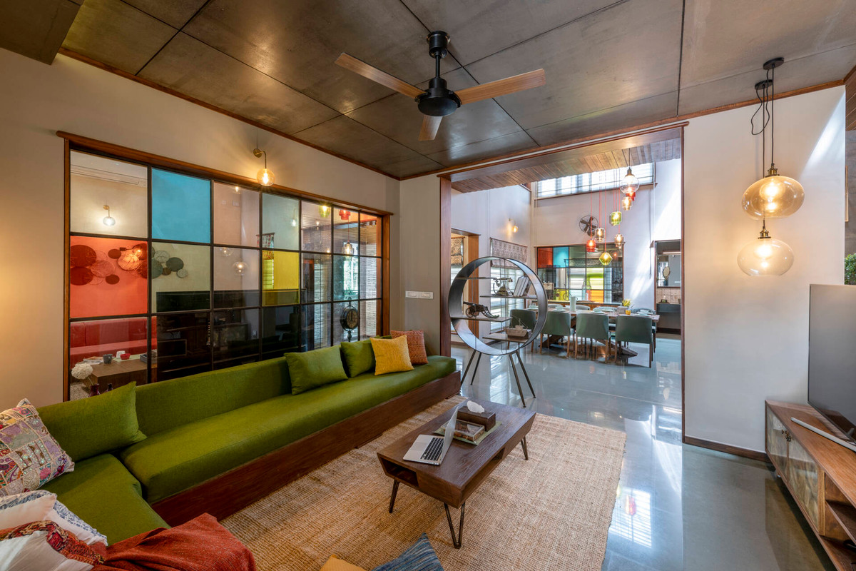 Phòng khách nổi bật nhờ hàng loạt đồ dùng với nhiều màu sắc khác nhau.