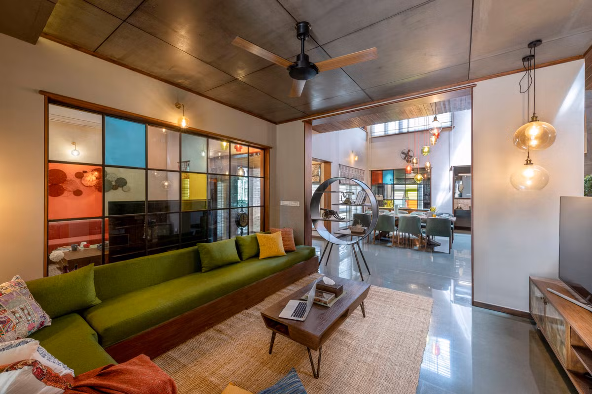 Phòng khách nổi bật nhờ hàng loạt đồ dùng với nhiều màu sắc khác nhau.