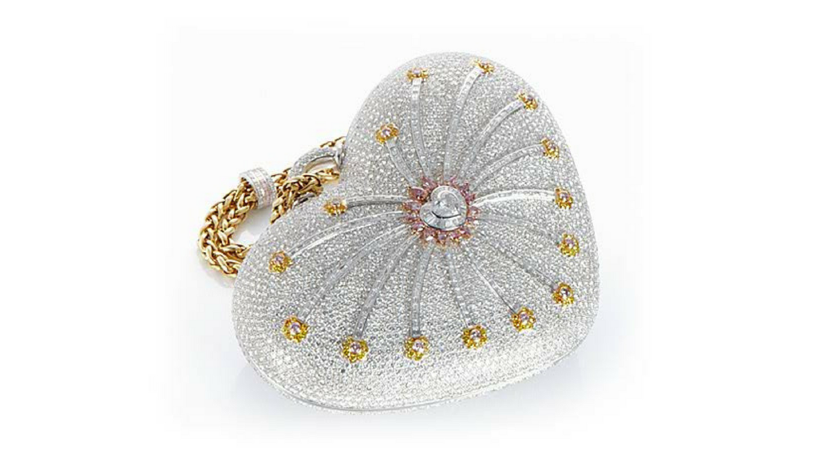 Chiếc túi xách "1001 Nights Diamond Purse” của House of Mouawad trị giá 3,1 triệu Euro (78 tỷ đồng) được gắn 4517 viên kim cương màu vàng, hồng.